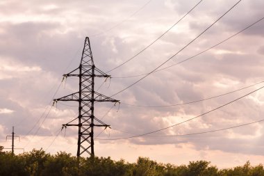 gökyüzü On Sunset karşı yüksek gerilim güç dikmesi