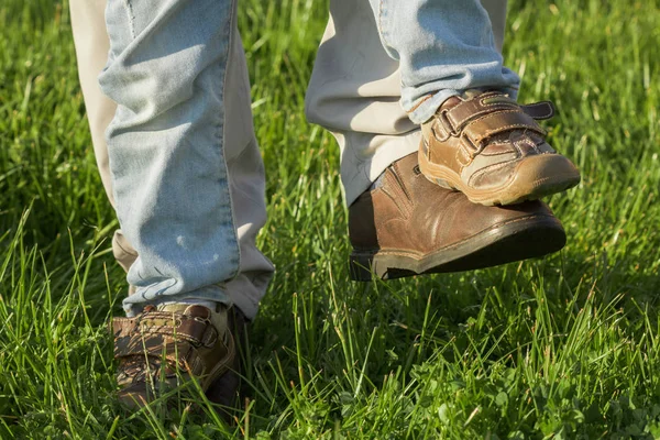 Baba ve oğul gün anda parkta oynamak. Ebeveynlik ve aile kavramı.