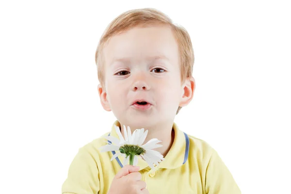 Çocuk Tebrikler diyor ve bir çiçek verir.