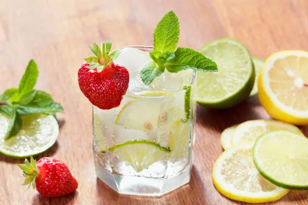 Refrescante bebida de verano con fresa en vasos sobre la mesa de madera — Foto de Stock
