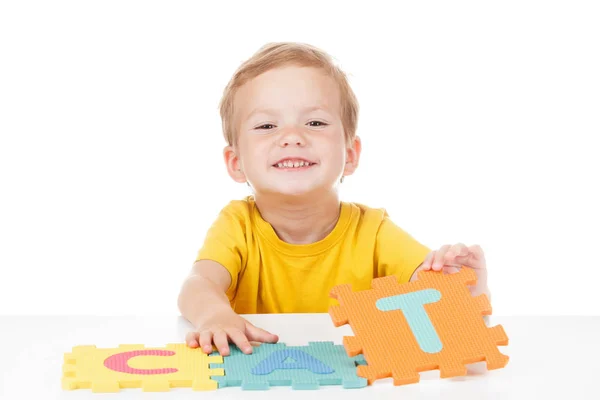 Küçük çocuk renkli alfabesi ile oynamak