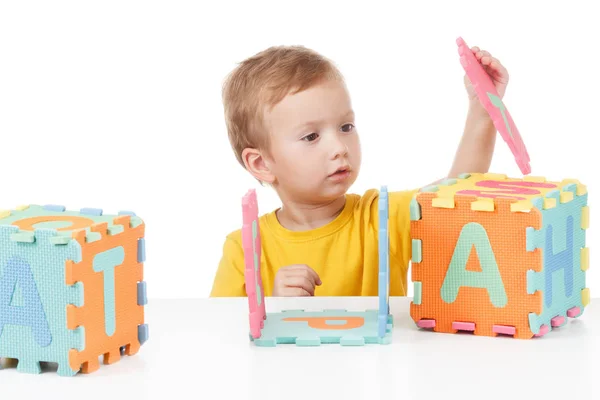 Küçük çocuk renkli alfabesi ile oynamak
