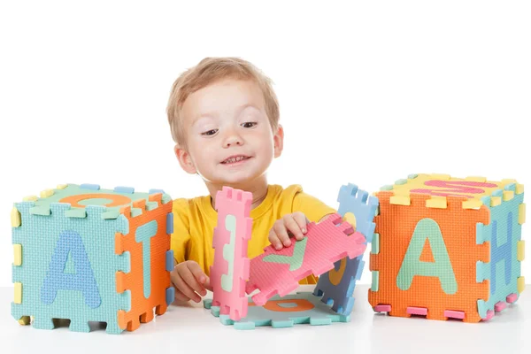 Küçük çocuk renkli alfabesi ile oynamak