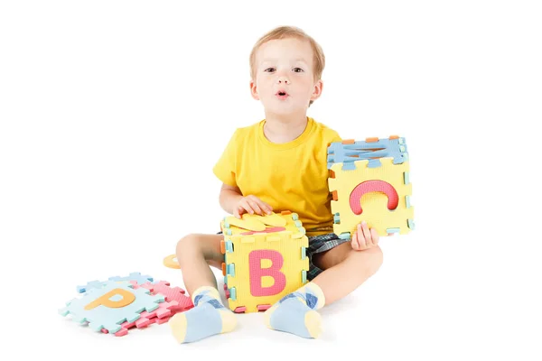 Çocuk oyun ve harfler renkli bulmaca ile öğrenme