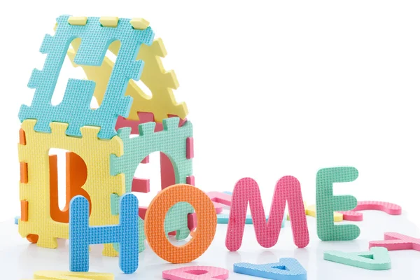 A színes szó "Home" mellett egy rakás más irodalom felett fehér tábla felszíni összetétele — Stock Fotó
