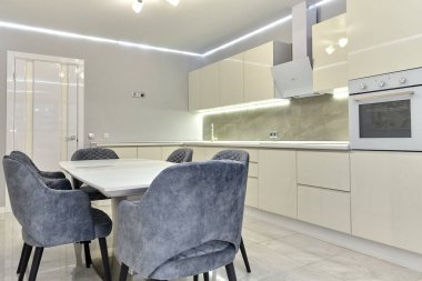 Aletleri olan bir mutfak ve güzel bir iç mekan.