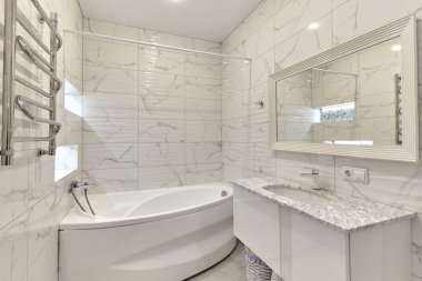 İçi güzel olan bir banyo.