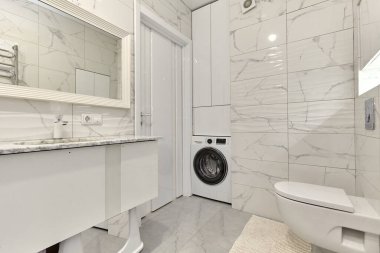 İçi güzel olan bir banyo.