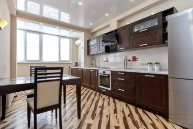 Aletleri olan bir mutfak ve güzel bir iç mekan.