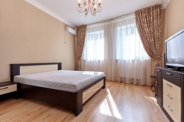 Güzel bir iç mekanı olan yatak odası.