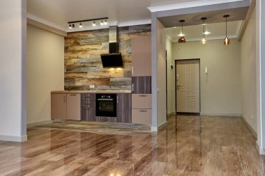 Aletleri olan bir mutfak ve güzel bir iç mekan.