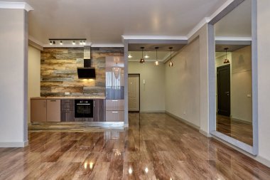 Aletleri olan bir mutfak ve güzel bir iç mekan.