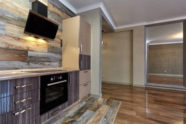 Aletleri olan bir mutfak ve güzel bir iç mekan.