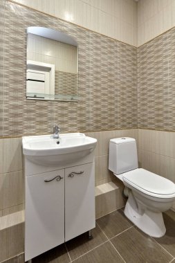 İçi güzel olan bir banyo.