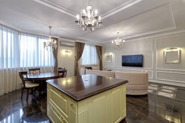 Aletleri olan bir mutfak ve güzel bir iç mekan.