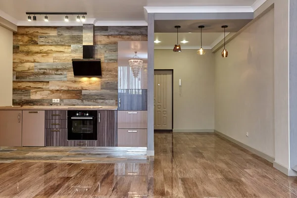 Aletleri olan bir mutfak ve güzel bir iç mekan.