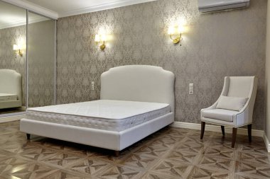 Güzel bir iç mekanı olan yatak odası.