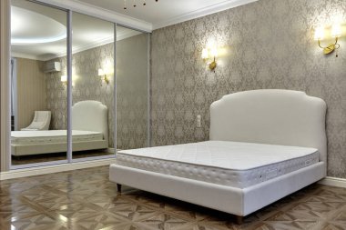 Güzel bir iç mekanı olan yatak odası.