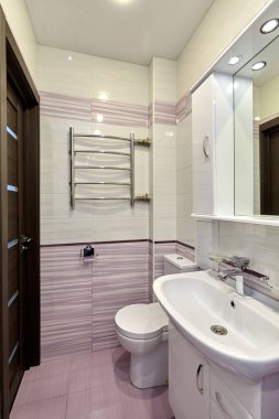 İçi güzel olan bir banyo.