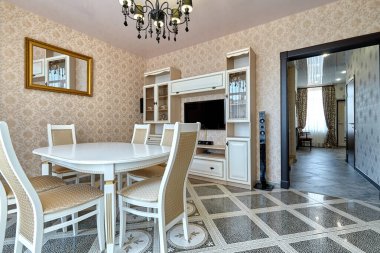 Güzel bir iç mekanı olan oturma odası.