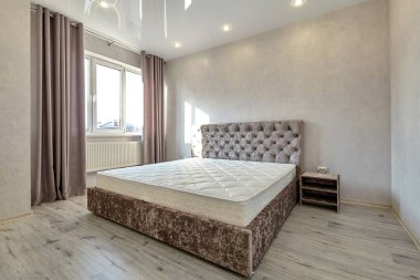 Güzel bir iç mekanı olan yatak odası.