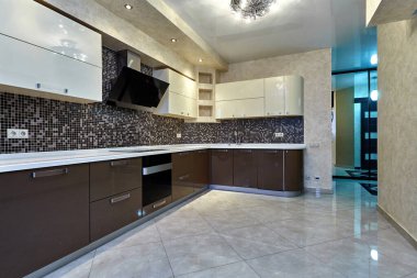 Aletleri olan bir mutfak ve güzel bir iç mekan.