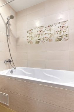 İçi güzel olan bir banyo.