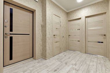 Güzel bir iç mekanı olan giriş salonu.