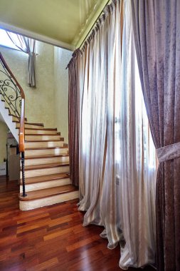 Demir parmaklıklı merdiven.