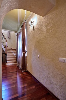 Güzel bir iç mekanı olan giriş salonu.