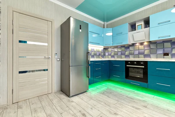 Küche Mit Geräten Und Einem Schönen Interieur — Stockfoto