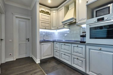 Aletleri olan bir mutfak ve güzel bir iç mekan.