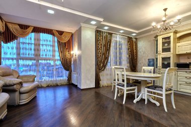 Güzel bir iç mekanı olan mutfak oturma odası.