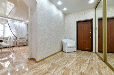 Güzel bir iç mekanı olan giriş salonu.