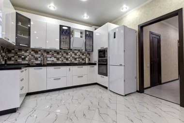 Aletleri olan bir mutfak ve güzel bir iç mekan.