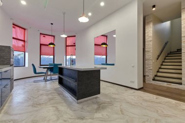 Aletleri olan bir mutfak ve güzel bir iç mekan.