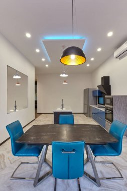 Aletleri olan bir mutfak ve güzel bir iç mekan.