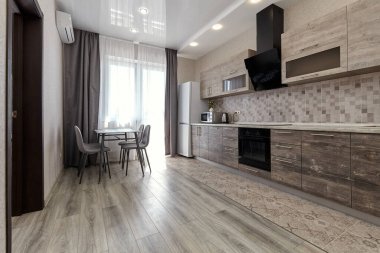 Aletleri olan bir mutfak ve güzel bir iç mekan.