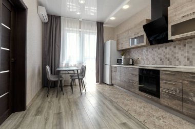 Aletleri olan bir mutfak ve güzel bir iç mekan.