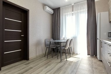 Aletleri olan bir mutfak ve güzel bir iç mekan.