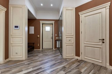 Güzel bir iç mekanı olan giriş salonu.