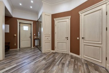 Güzel bir iç mekanı olan giriş salonu.