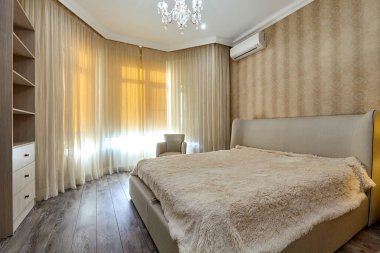 Güzel bir iç mekanı olan yatak odası.