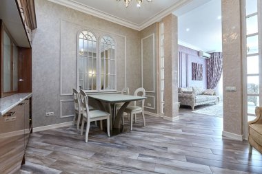 Güzel bir iç mekanı olan mutfak oturma odası.