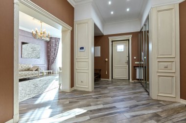 Güzel bir iç mekanı olan giriş salonu.