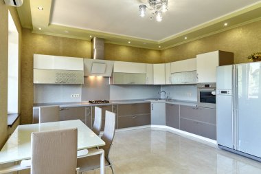 Aletleri olan bir mutfak ve güzel bir iç mekan.