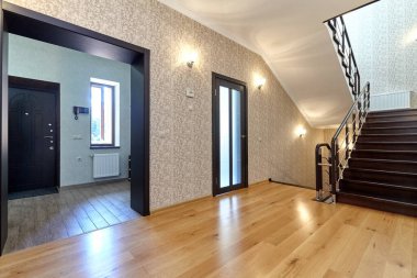 Güzel bir iç mekanı olan giriş salonu.