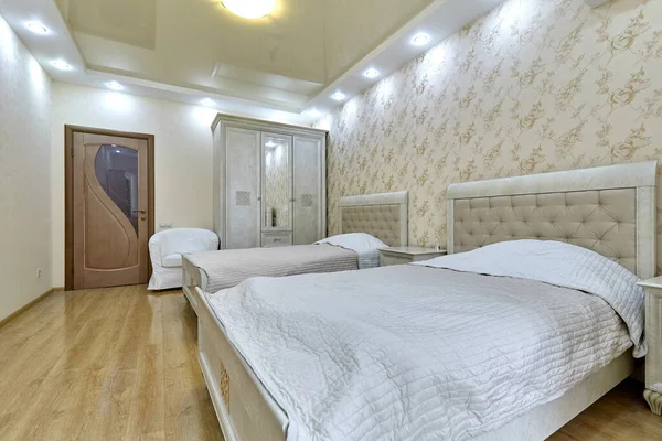 美しいインテリアのベッドルーム — ストック写真