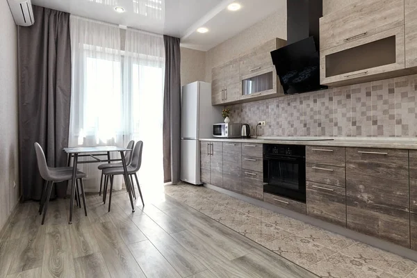 Aletleri olan bir mutfak ve güzel bir iç mekan.