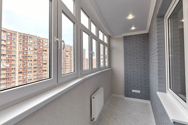 Uzun bir apartman balkonunun içinde.